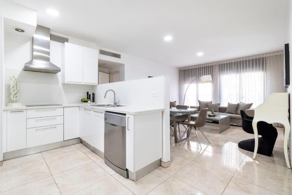 Luxury 3 Bedroom Apt, Harav Kook7 Jeruzsálem Kültér fotó