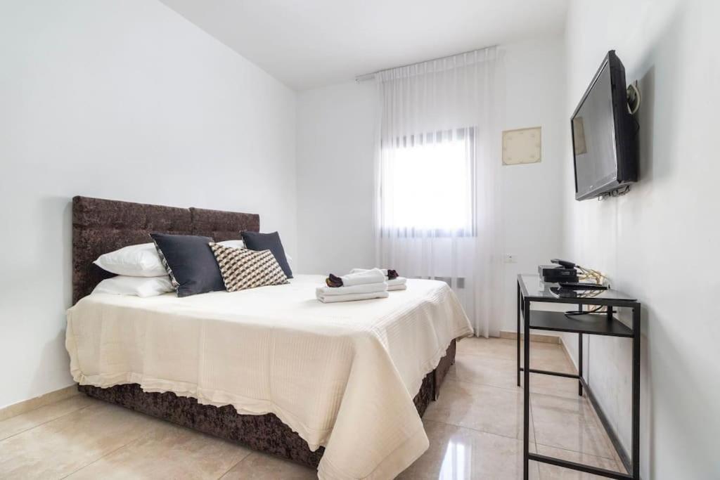 Luxury 3 Bedroom Apt, Harav Kook7 Jeruzsálem Kültér fotó