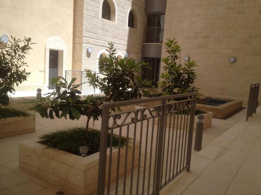 Luxury 3 Bedroom Apt, Harav Kook7 Jeruzsálem Kültér fotó